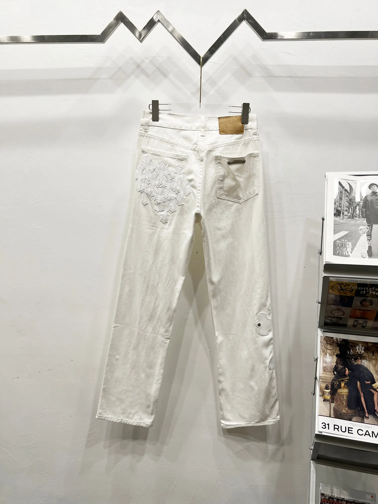 P280 Style Number: (c054) Chrome Heart & Chrome Heart White Bull King Metal Cross Patch Leather Jeans ChromeHearts#Design Jeans Invincible Texture Ceiling-Level Jeans Hard to Find at the Counter‼ ️ Cross patchwork leather jeans, top-notch heavy-duty washing process, calfskin laser-cut cross, distressed silver hardware, straight-leg version slimming the upper body, that lesbian style Color: White Size: S M L XL